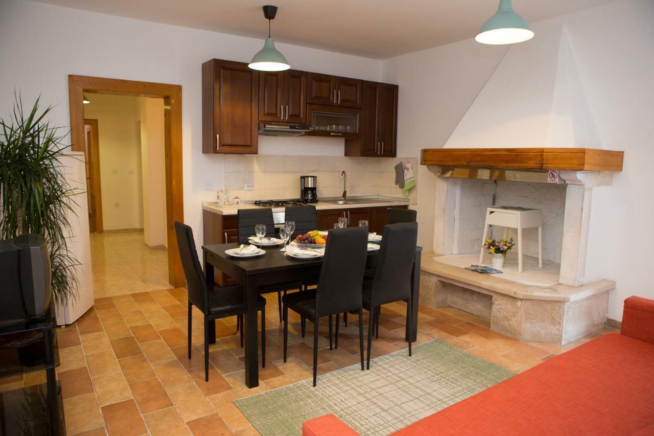 Apartman Girasol Pula Apartment Luaran gambar