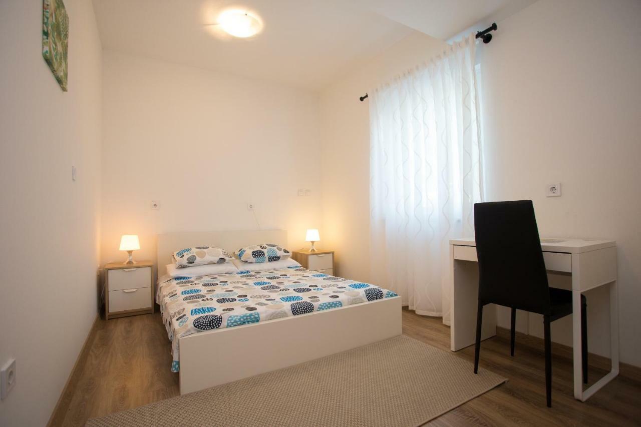 Apartman Girasol Pula Apartment Luaran gambar