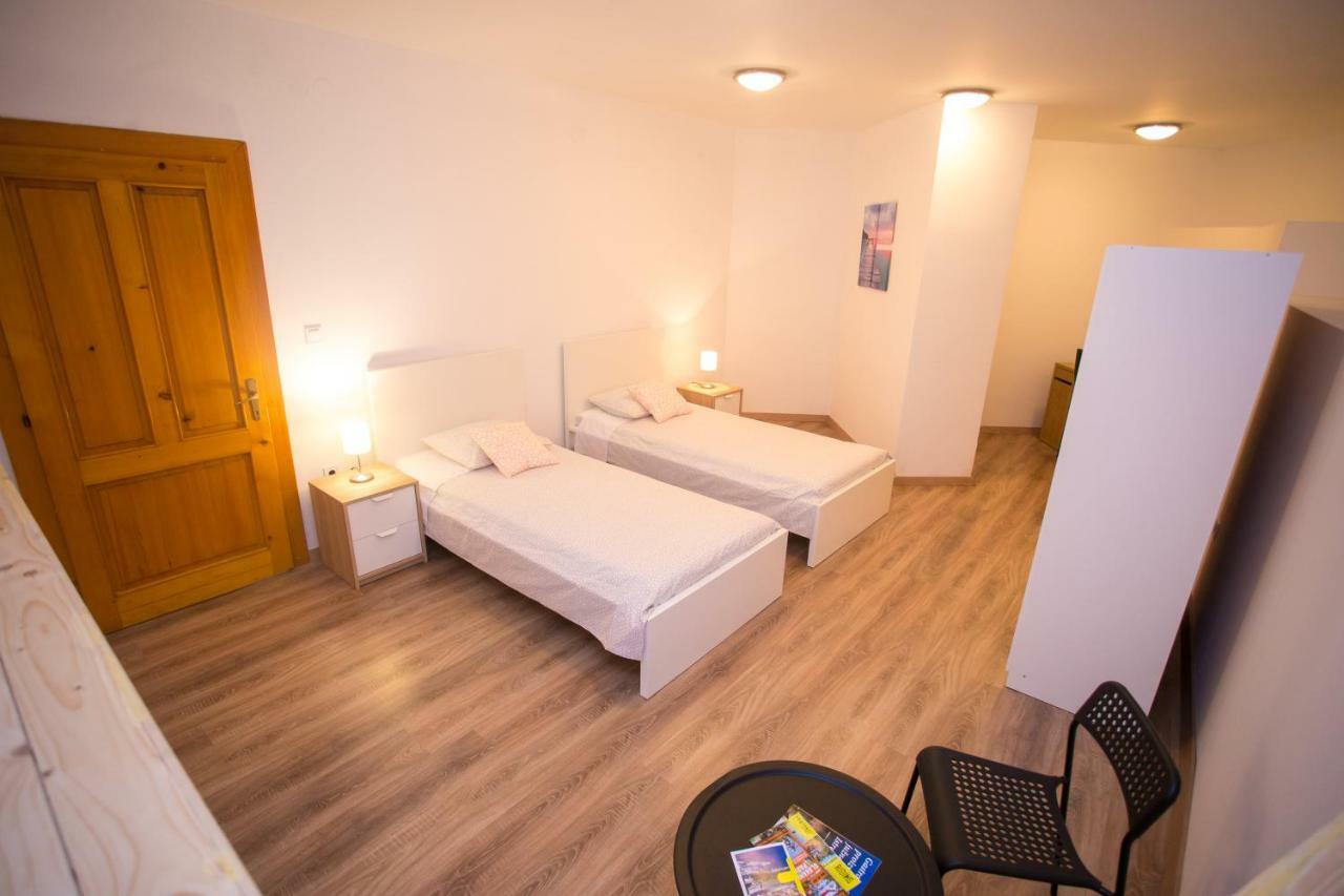 Apartman Girasol Pula Apartment Luaran gambar